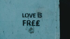 Bugie in amore: le bugie in amore vengono raccontate soprattutto dai narcisisti. Psicoterapeuta Ave. Il narcisista dice bugie perchè indos...